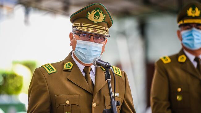 13 DE ENERO 2021 / TEMUCORealizan ascenso póstumo al ex Cabo Segundo Eugenio Naín, ahora Suboficial Mayor, tras fallecer por un impacto de bala en una emboscada en un procedimiento en el sector de Metrenco. En la imagen, el Director General de Carabineros, Ricardo Yáñez.
FOTO: ROCIO CUMINAO ROJAS / AGENCIAUNO