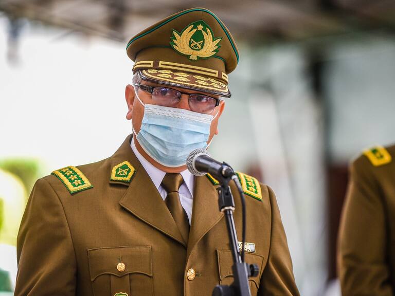 13 DE ENERO 2021 / TEMUCORealizan ascenso póstumo al ex Cabo Segundo Eugenio Naín, ahora Suboficial Mayor, tras fallecer por un impacto de bala en una emboscada en un procedimiento en el sector de Metrenco. En la imagen, el Director General de Carabineros, Ricardo Yáñez.
FOTO: ROCIO CUMINAO ROJAS / AGENCIAUNO