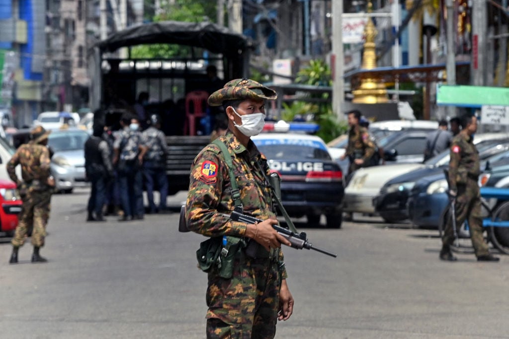 Militares y policías copan las calles de Myanmar