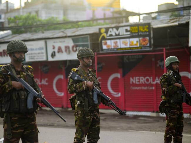 En la ciudad de Barishal los efectivos del ejército se despliegan por las calles para impedir las protestas estudiantiles en Bangladesh.