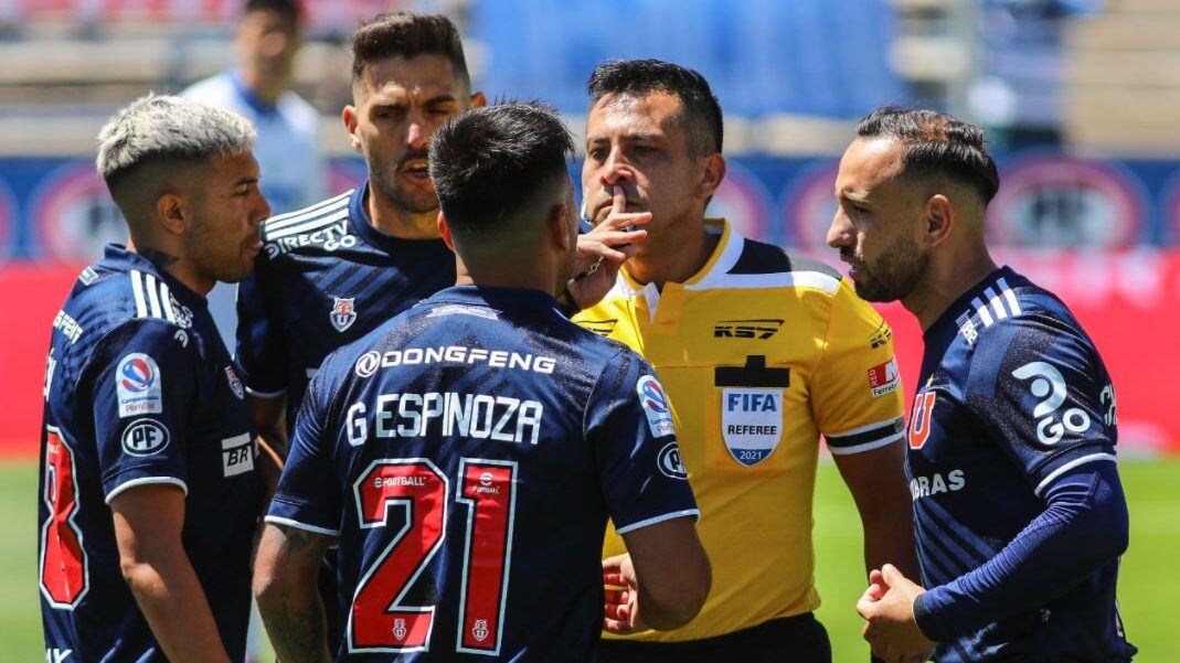 Los reclamos en Universidad de Chile ante el posible penal a Nahuel Luján en el Clásico Universitario