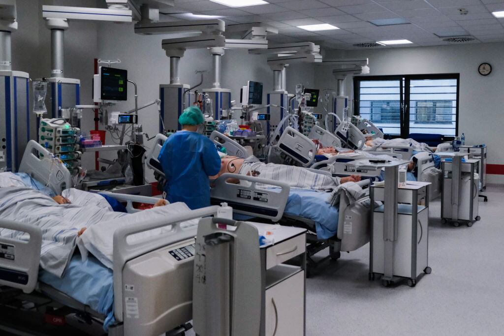 Personal médico asiste a pacientes del Covid-19 en el Hospital Universitario de Cracovia