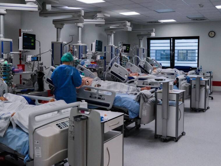 Personal médico asiste a pacientes del Covid-19 en el Hospital Universitario de Cracovia