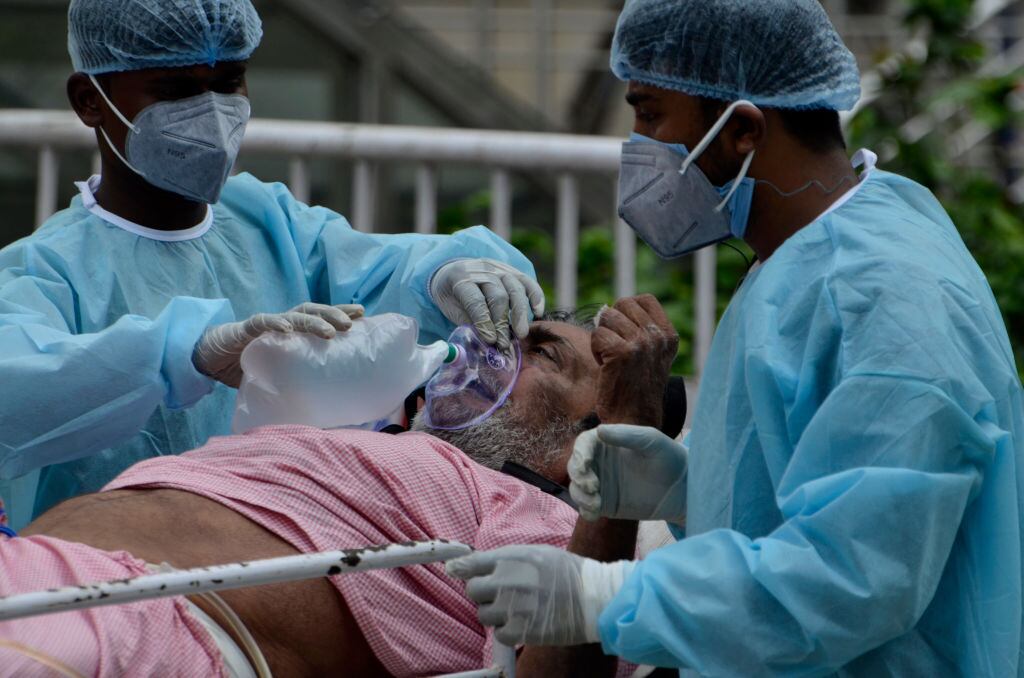 Un paciente del Covid-19 es ingresado de urgencia en un hospital de India