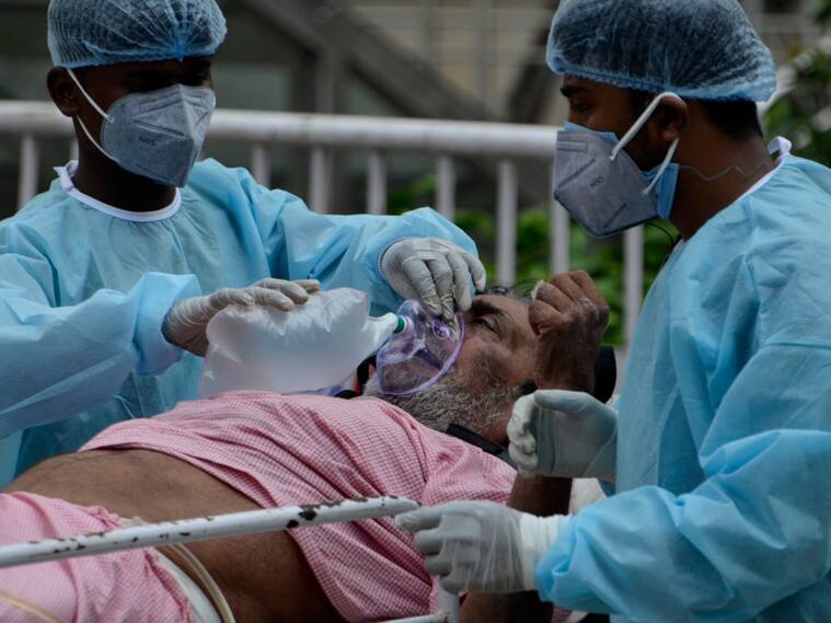 Un paciente del Covid-19 es ingresado de urgencia en un hospital de India