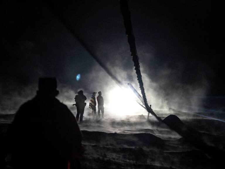 Personas observan las cenizas volcánicas en la villa Sumber Wuluh