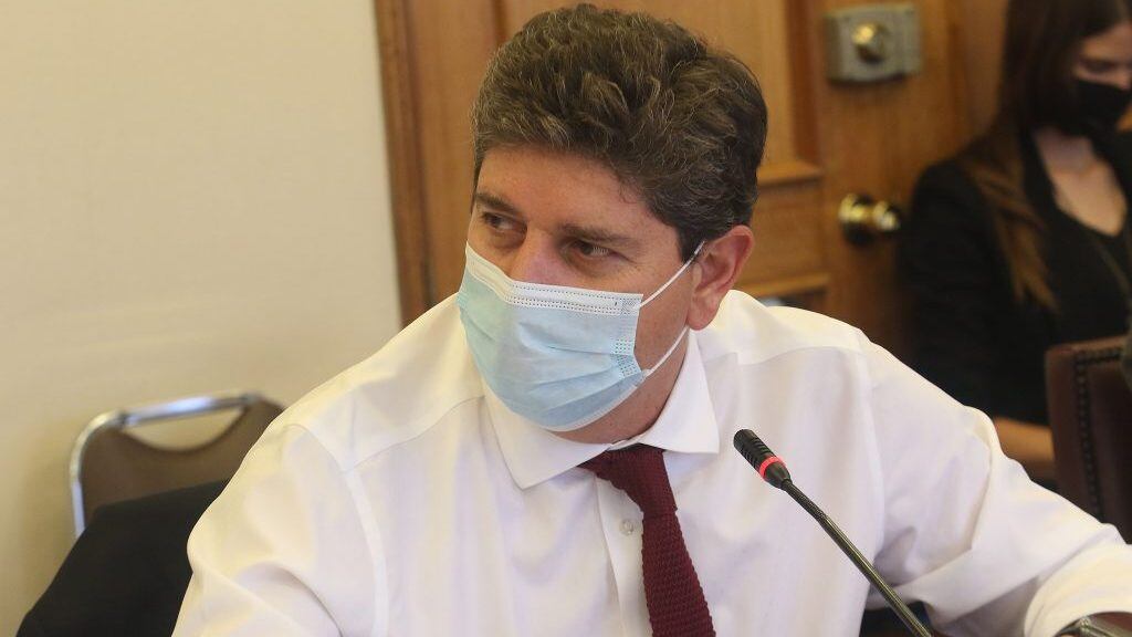 22 DE DICIEMBRE DE 2021/VALPARAISOEl ministro Rodrigo Cerda, durante la Comisión de Hacienda de la Cámara de Diputados, que analiza las indicaciones presentadas por el Ejecutivo, al proyecto de ley que amplía y fortalece el pilar solidario y reduce o elimina exenciones tributarias para asegurar su financiamiento.
FOTO: LEONARDO RUBILAR CHANDIA/AGENCIAUNO