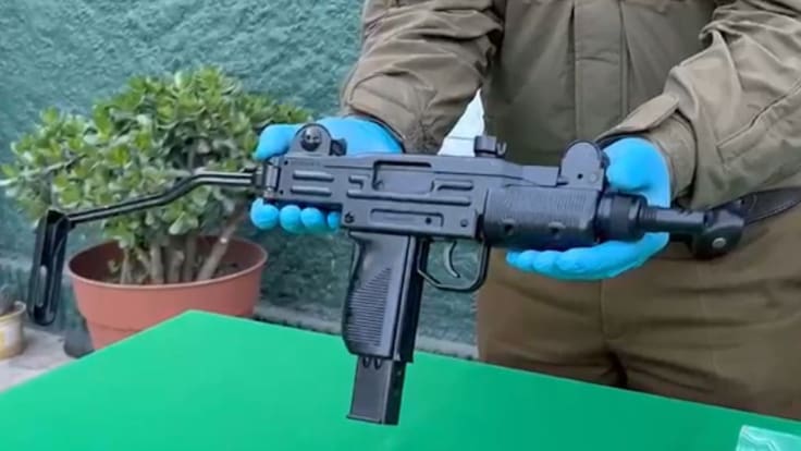 Un revólver y una réplica de subametralladora: fiscalización deja dos adolescentes detenidos por porte de armas en Quilicura