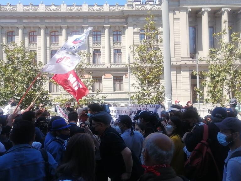 Estallido Social: manifestantes se despliegan cerca del exCongreso en Santiago y en Plaza de Armas
