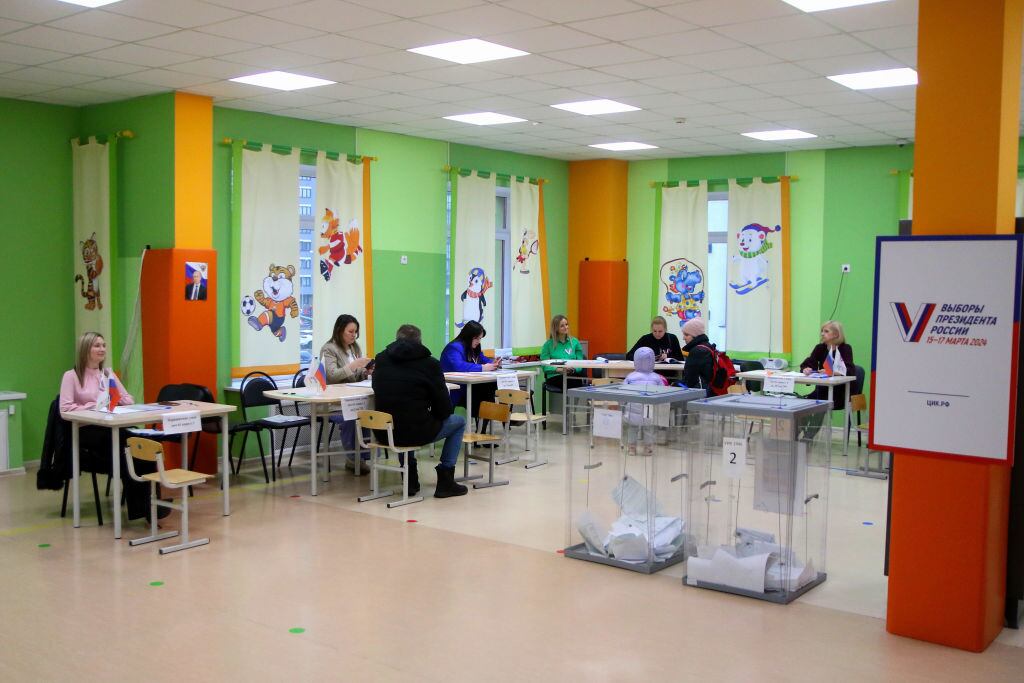 Mesa de votación en la ciudad de San Petersburgo, en donde los ciudadanos rusos deben votar para elegir al próximo presidente de Rusia.
