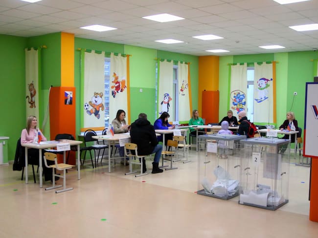 Mesa de votación en la ciudad de San Petersburgo, en donde los ciudadanos rusos deben votar para elegir al próximo presidente de Rusia.