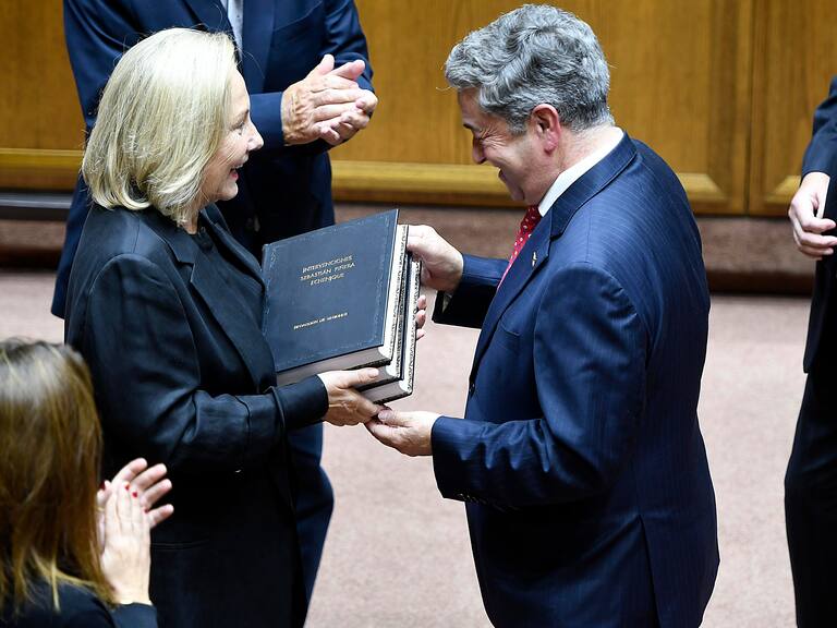 Homenaje póstumo a Sebastián Piñera en el Senado: entregan a Cecilia Morel tres libros con todos los discursos del expresidente en la sala