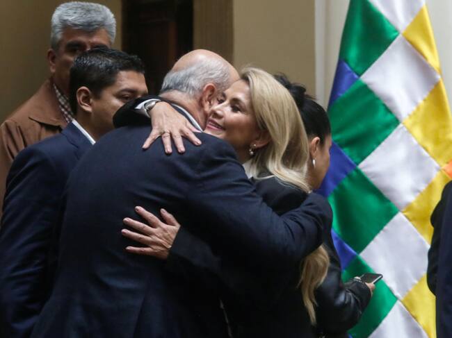 Arturo Murillo abraza a Jeanine Añez en ceremonia en el Palacio Quemado