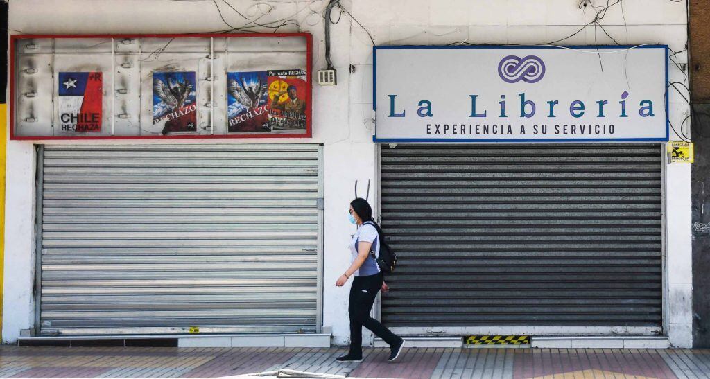 14 DE ENERO 2021 / ANTOFAGASTA Una mujer transita por afuera de pequeños locales cerrados ,durante fase 1 del plan paso a paso del Gobierno Nacional debido a la pandemia COVID-19 que afecta al país
FOTO CAMILO ALFARO / AGENCIAUNO