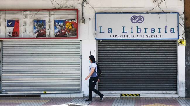 14 DE ENERO 2021 / ANTOFAGASTA Una mujer transita por afuera de pequeños locales cerrados ,durante fase 1 del plan paso a paso del Gobierno Nacional debido a la pandemia COVID-19 que afecta al país
FOTO CAMILO ALFARO / AGENCIAUNO