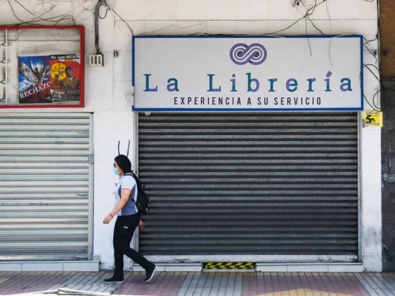 14 DE ENERO 2021 / ANTOFAGASTA Una mujer transita por afuera de pequeños locales cerrados ,durante fase 1 del plan paso a paso del Gobierno Nacional debido a la pandemia COVID-19 que afecta al país
FOTO CAMILO ALFARO / AGENCIAUNO