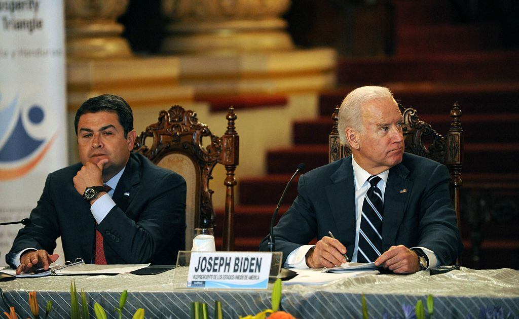 En 2015 el presidente de Honduras, Juan Orlando Hernández, recibiendo al vicepresidente de Estados Unidos, Joe Biden, para una cita sobre migración.