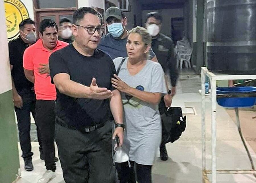 Policía conduce a la detenida exmandataria boliviana Jeanine Áñez