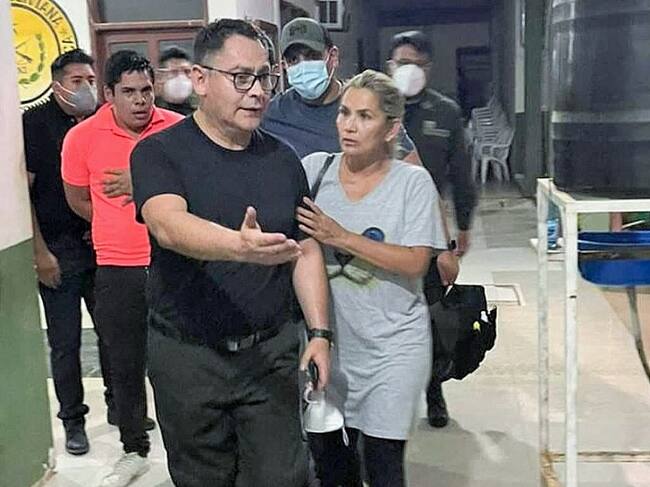 Policía conduce a la detenida exmandataria boliviana Jeanine Áñez