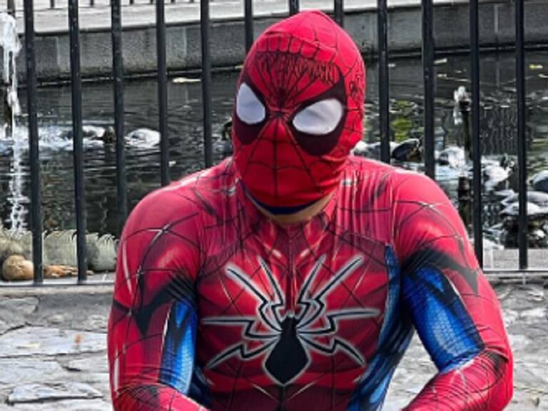 Sensual Spiderman reveló cruel agresión por ser extranjero: lo apuñalaron