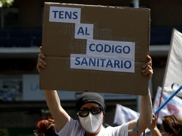 12 de Noviembre de 2020/SANTIAGO
La Federacion de Trabajadores de la Salud, FENATS, se manifiestan marchando por las calles de Santiago finalizando en el Palacio de Gobierno, anunciando que iniciaran una huelga a partir del día de Hoy.
FOTO:CRISTOBAL ESCOBAR/AGENCIAUNO