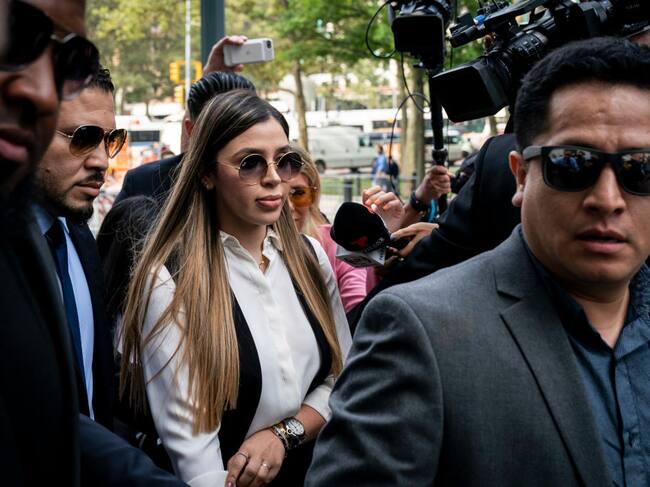 Emma Coronel Aispuro llegando a una corte federal de Nueva York