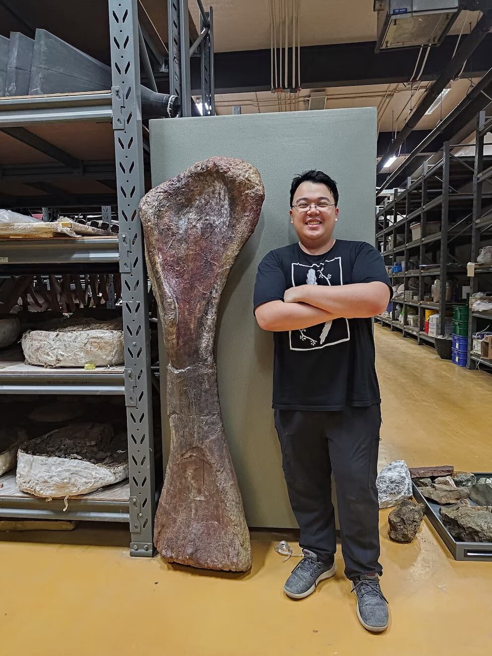 Thitiwoot Sethapanichsakul junto al húmero de Nagatitan chaiyaphumensis