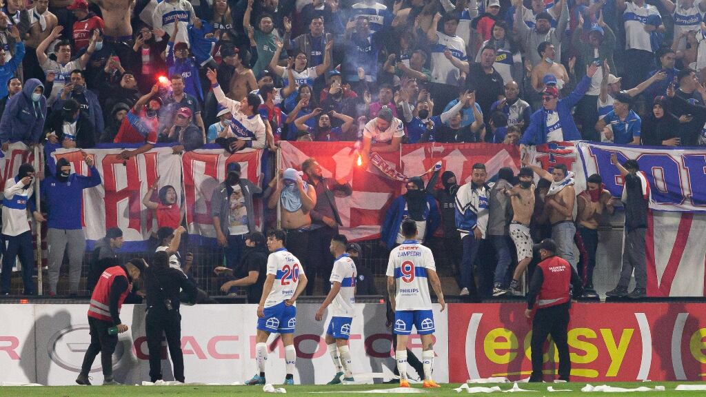 Cruzados prohibe acceso al estadio a 40 hinchas por los incidentes en el cierre de San Carlos de Apoquindo