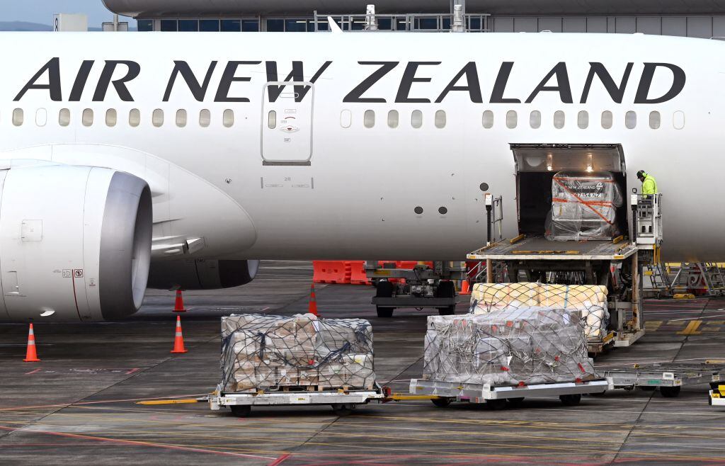 Trabajadores cargan un avión de Air New Zealand en el Aeropuerto de Auckland, en Nueva Zelanda