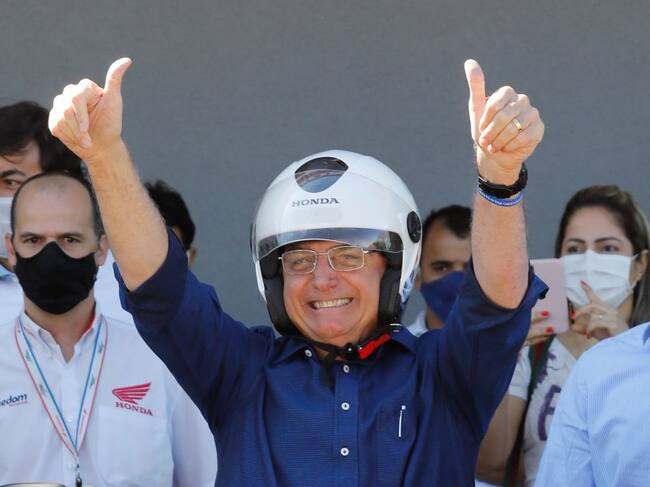 Jair Bolsonaro saluda a sus fanáticos