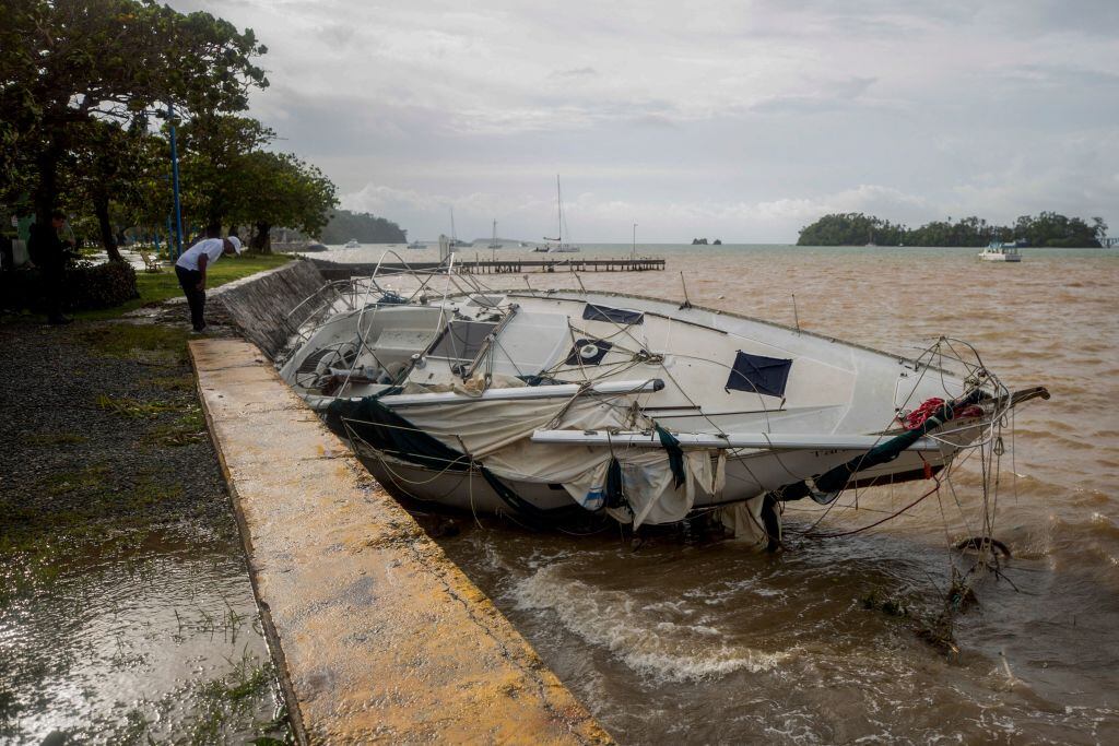 Un velero empujado por el huracán Fiona a un río en Samaná en Dominicana
