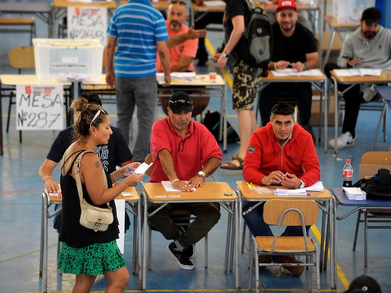 Este es el grupo de chilenos que NO será vocal de mesa en las Elecciones Municipales 2024 de octubre