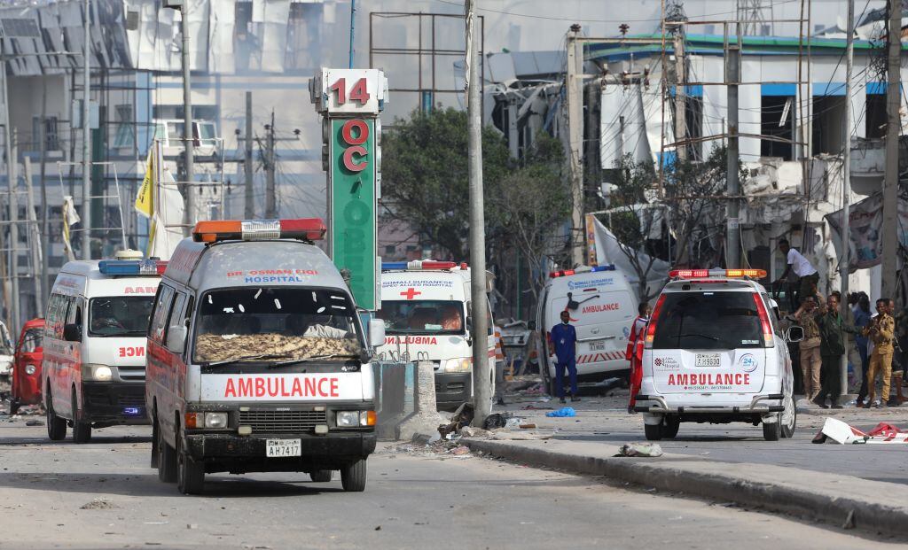 Las ambulancias trasladan heridos luego del ataque terrorista en Somalia