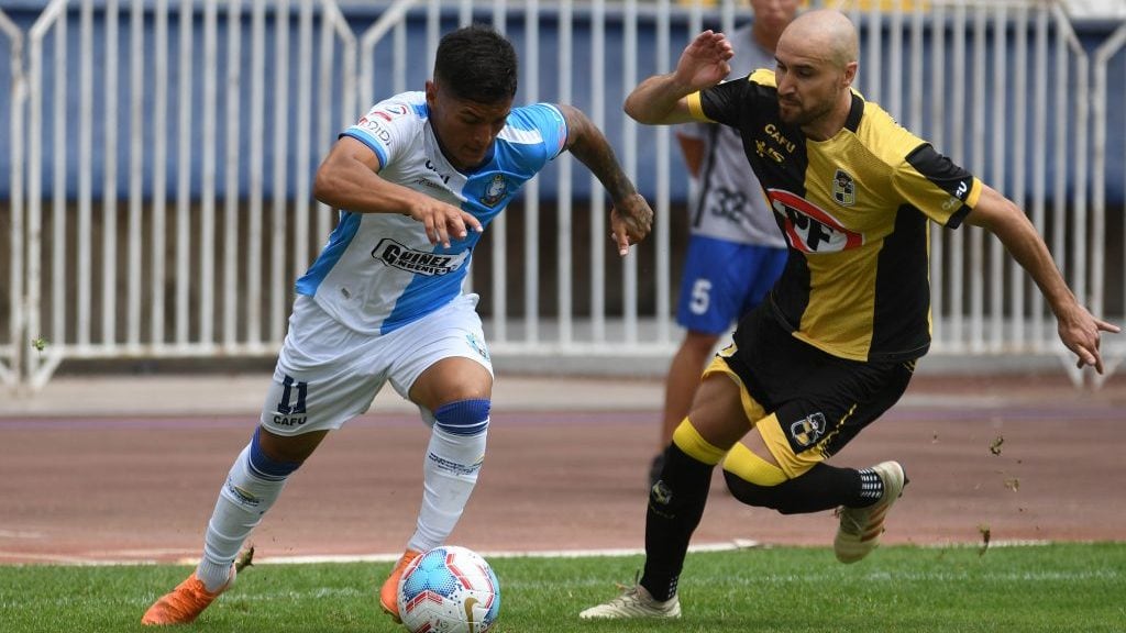 25 DE ENERO DE 2020/ANTOFAGASTAAriel Uribe (i) en disputa del balon, durante el partido por la fecha 1 del Campeonato AFP PlanVital 2020, entre Deportes Antofagasta y Coquimbo Unido, disputado en el Estadio Calvo y Bascuñan.
FOTO: CAMILO ALFARO/AGENCIAUNO