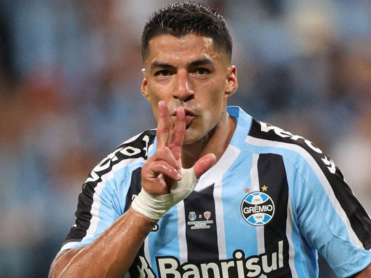 Luis Suárez debutó en Gremio con un triplete y ganó la Recopa Gaúcha