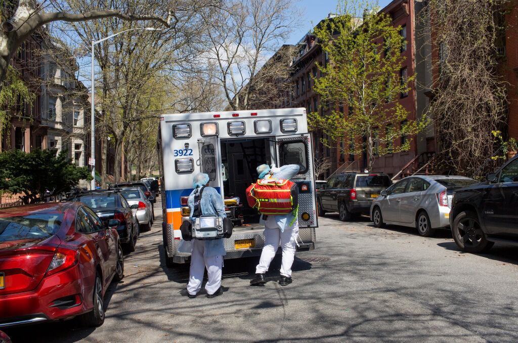 Trabajadores de la salud se desempeñan en la ciudad de Nueva York