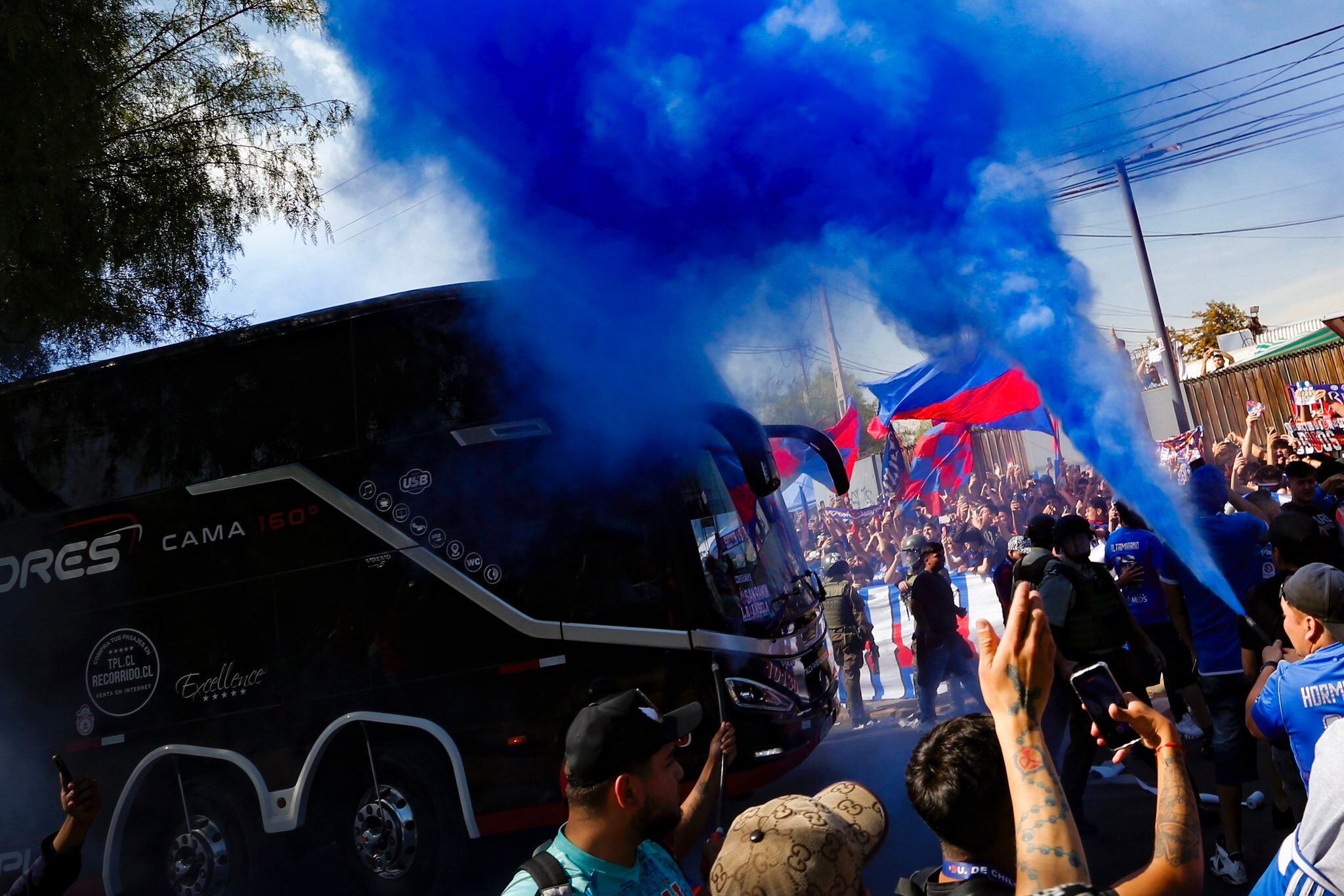 Hinchas de la U a las afueras del CDA