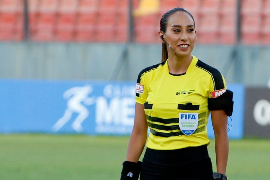 26 de Enero del 2020/SantiagoLa jueza de línea Cindy Nahuelcoy es la asistente de Julio Bascuñán ,durante el partido valido por la primera fecha del Campeonato Nacional AFP PlanVital 2020, entre Union Española vs Deportes Iquique, disputado en el Estadio Santa LauraFOTO:FRANCISCO LONGA/AGENCIAUNO