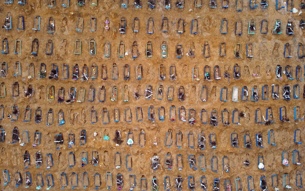La vista aérea de un cementerio del covid-19 en Manaos