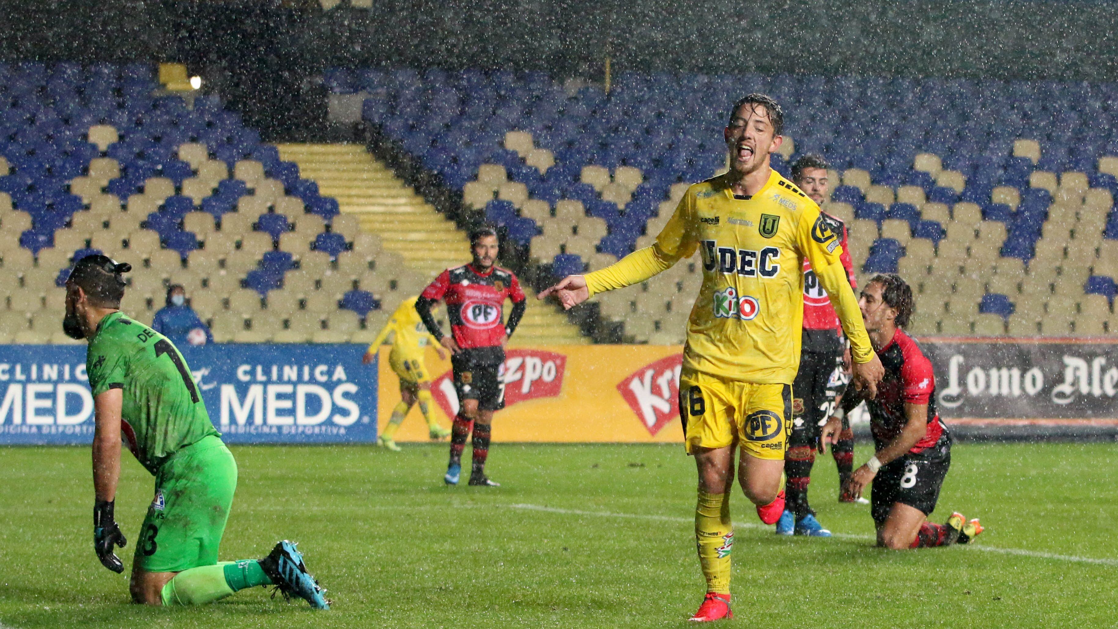 01 de Mayo de 2021 / CONCEPCION
Matias Santos jugador de Universidad de Concepcion anota el tercer gol, durante el partido valido por la fecha 4 del Campeonato Nacional de Primera B, entre Universidad de Concepcion y Rangers de Talca, disputado en el Estadio Ester Roa Rebolledo de Concepcion
FOTO: DANIEL PINO / AGENCIAUNO