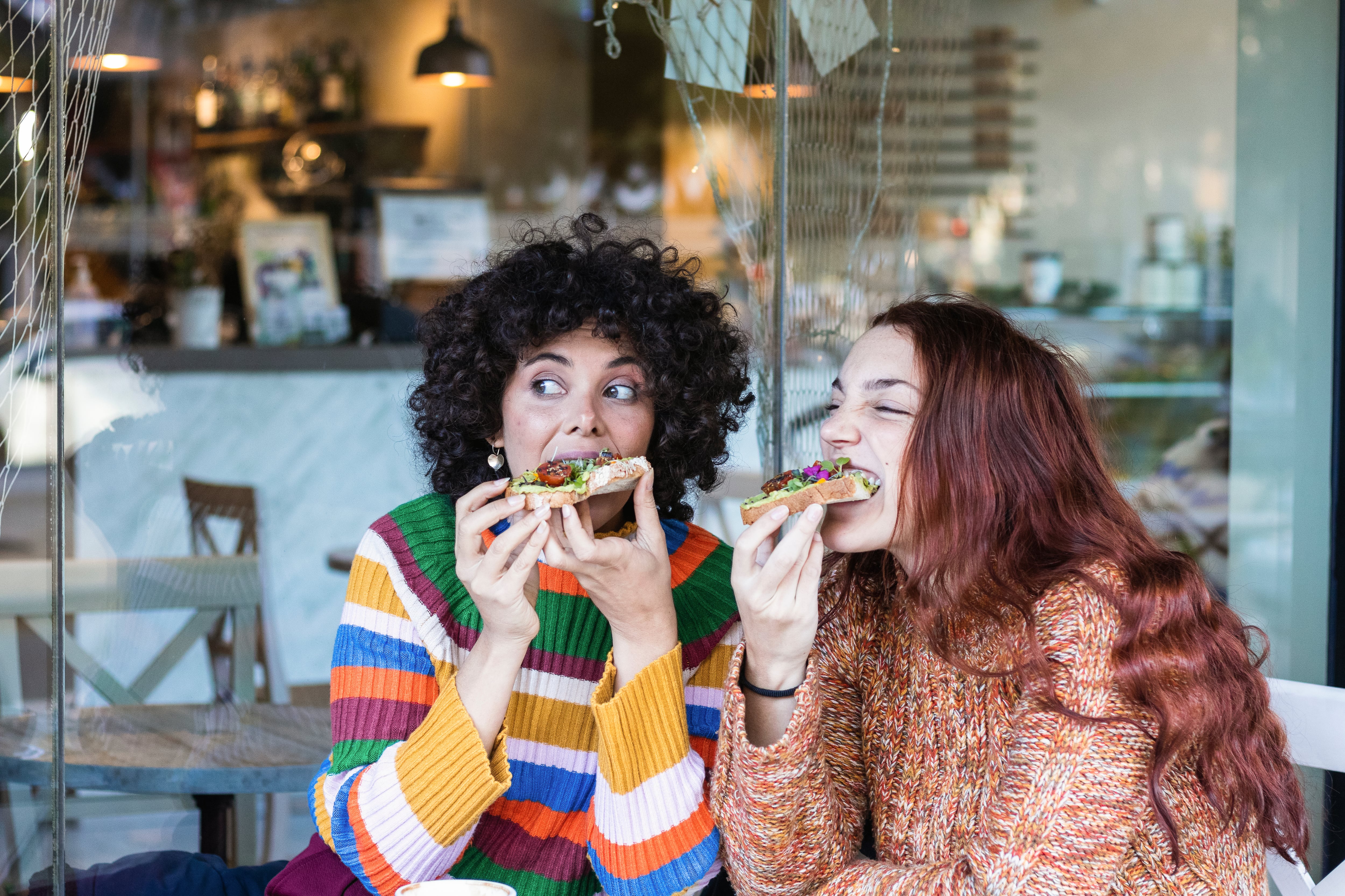 Estos dos hábitos de alimentación podrían ayudar a mantener un peso más bajo, según estudio