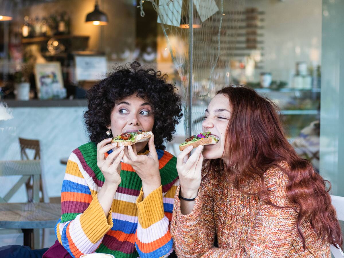 Estos dos hábitos de alimentación podrían ayudar a mantener un peso más bajo, según estudio