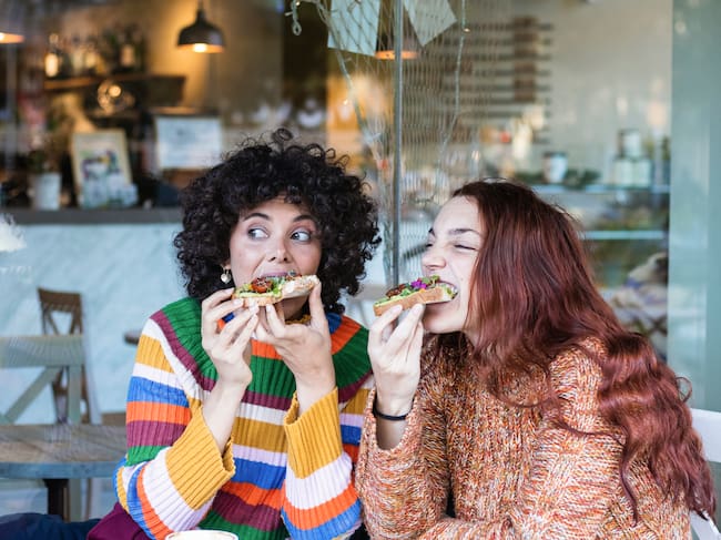 Estos dos hábitos de alimentación podrían ayudar a mantener un peso más bajo, según estudio