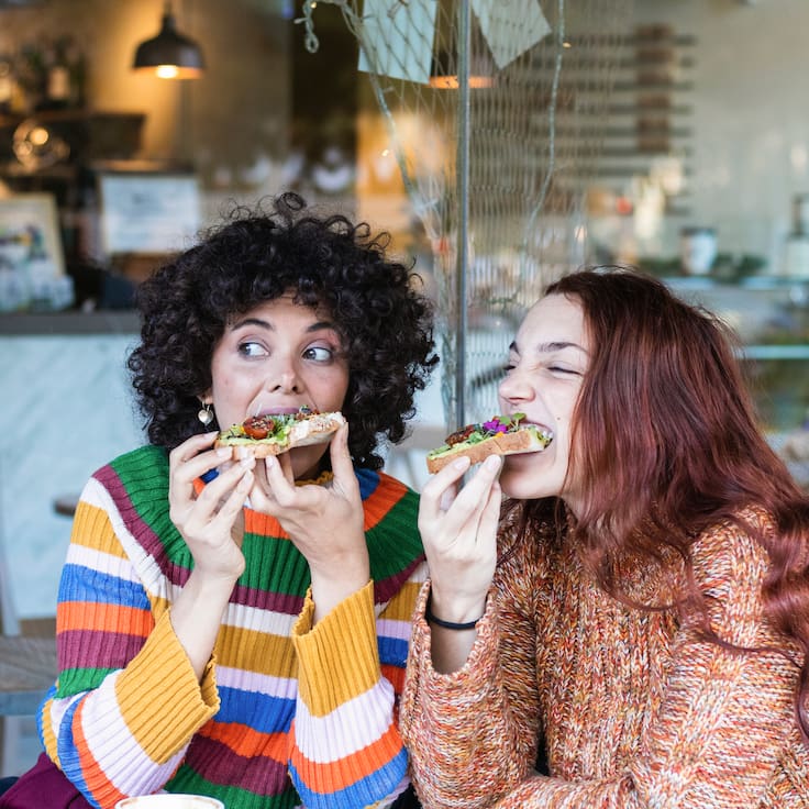 Estos dos hábitos de alimentación podrían ayudar a mantener un peso más bajo, según estudio