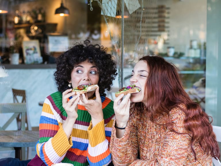 Estos dos hábitos de alimentación podrían ayudar a mantener un peso más bajo, según estudio