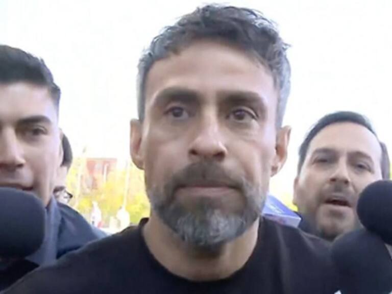 Hastiado y muy molesto: Así fue el tenso momento que protagonizó Jorge Valdivia a la salida del Centro de Justicia