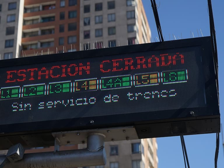 Metro de Santiago restableció servicio en estación Vicente Valdés en la Línea 5