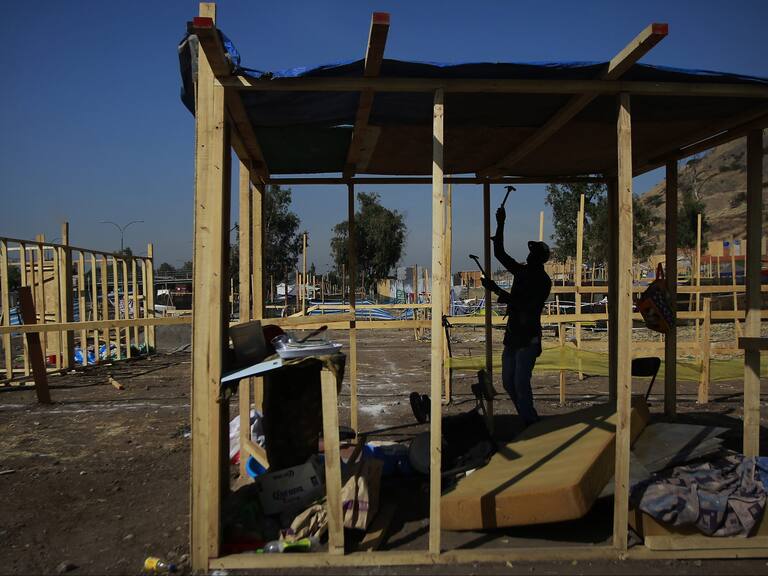 10 de marzo del 2021/SantiagoFamilias chilenas y migrantes son desalojadas de la toma del cerro Renca durante esta mañana.
FOTO: KARIN POZO/AGENCIAUNO