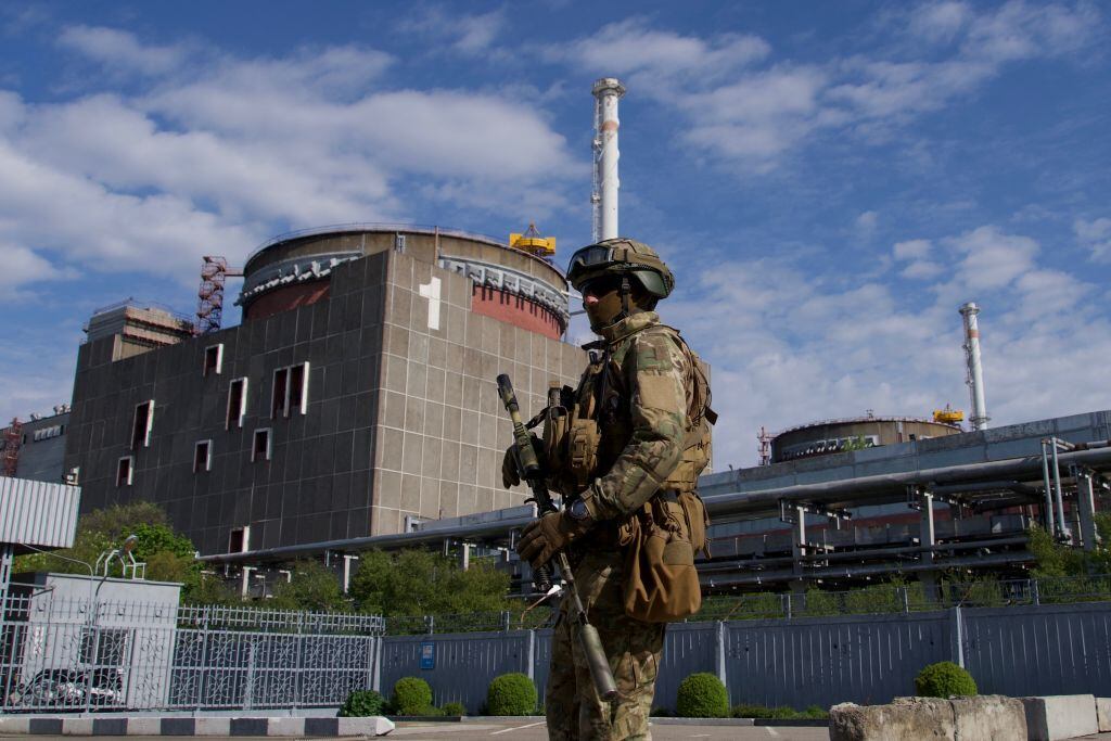Militar de Rusia custodia la planta de energía nuclear de Zaporiyia en Ucrania