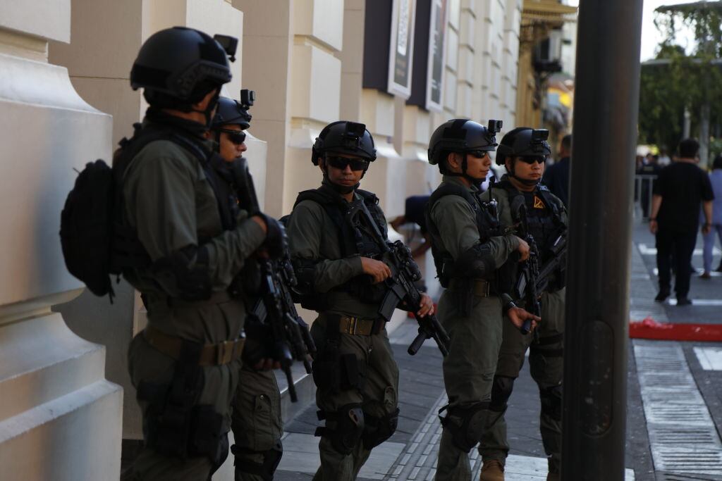 Efectivos de las fuerzas especiales de la policía de El Salvador custodian las alrededores de un evento presidencial en la ciudad de San Salvador.